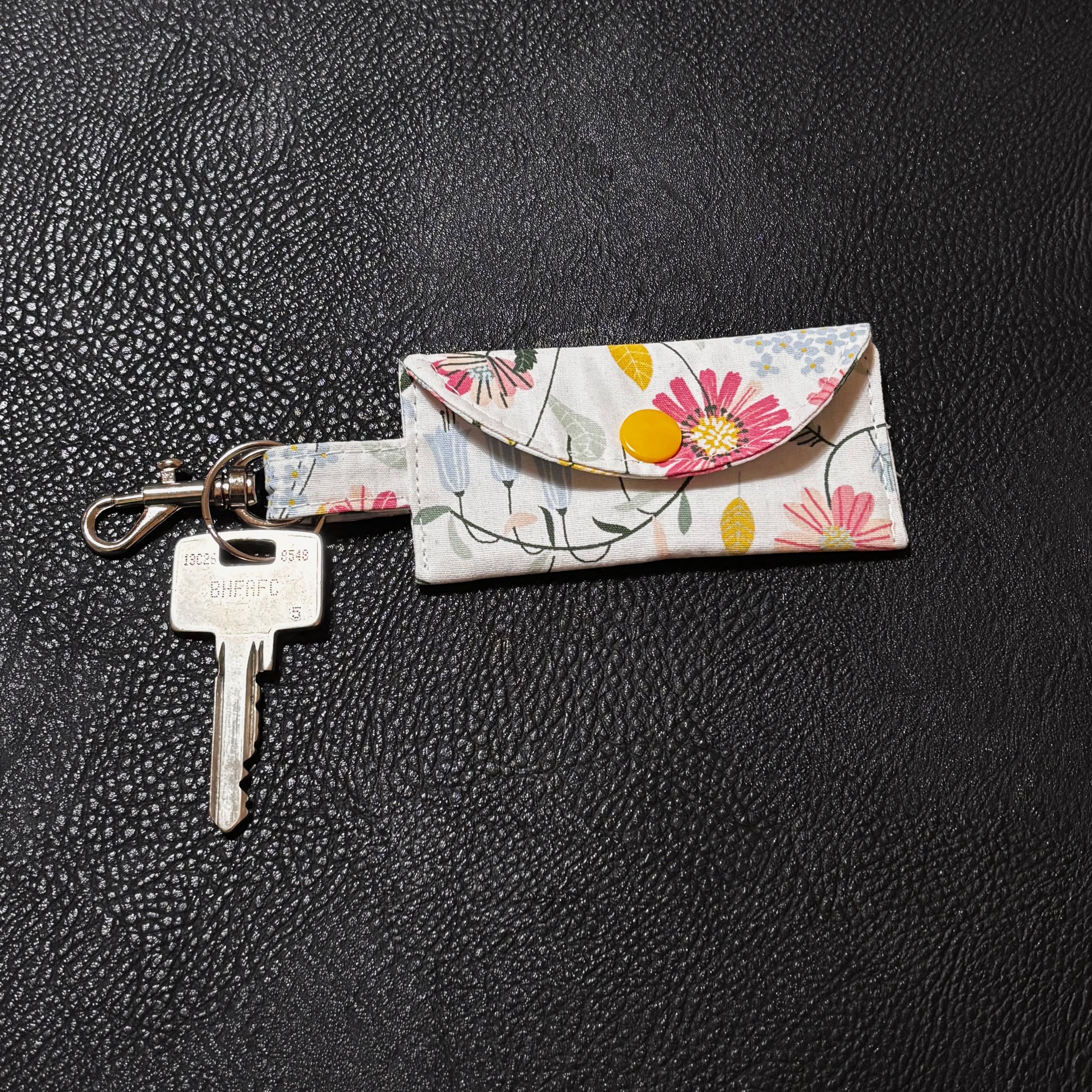 Symönster nyckelring med läppsylhållare